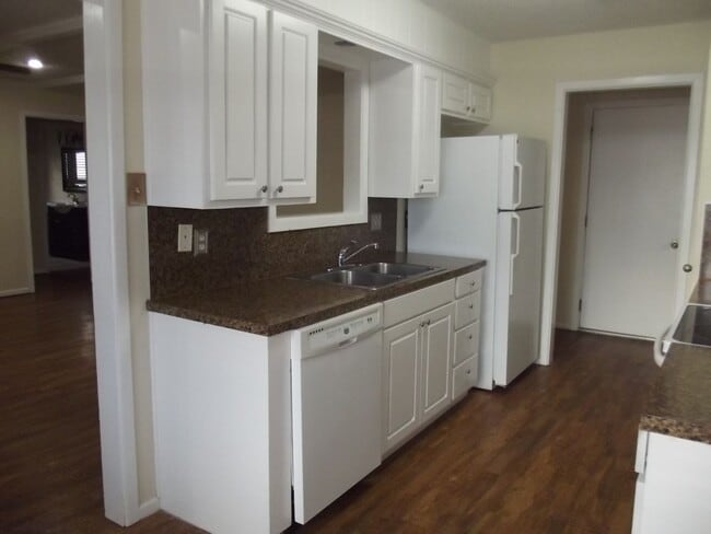 Foto del edificio - Great updated 4 bedroom 2.5 bath home, 2 c...