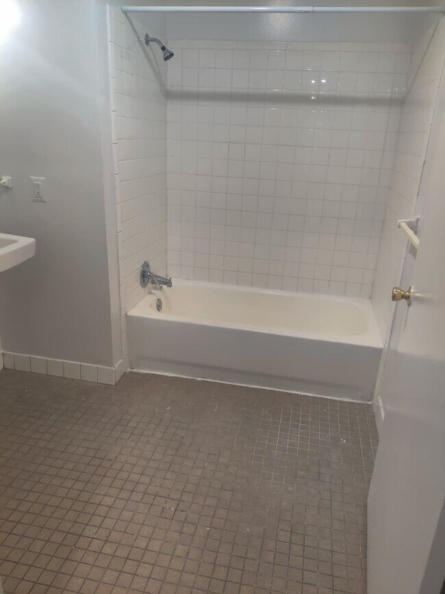 Building Photo - 890 N 41st St