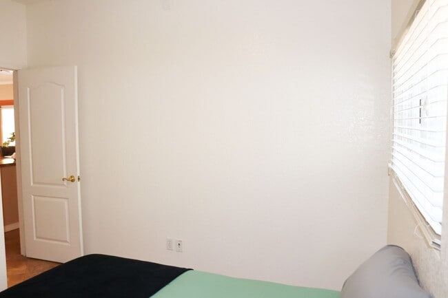 Building Photo - 3 Bed/2 Bath w/ Private Pool and 3 Car Gar...
