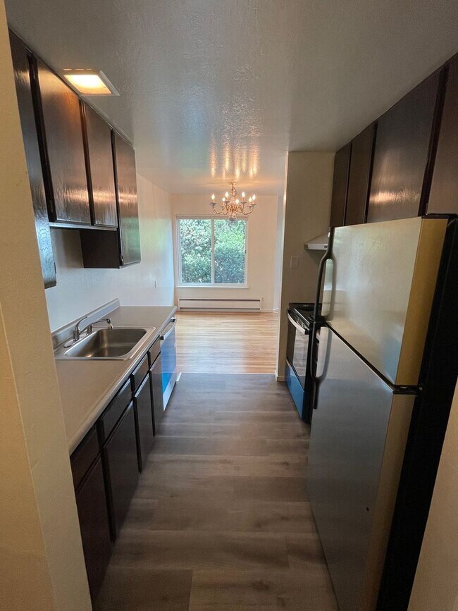 Building Photo - Newly Renovated Spacious Two-Bedroom Apart...