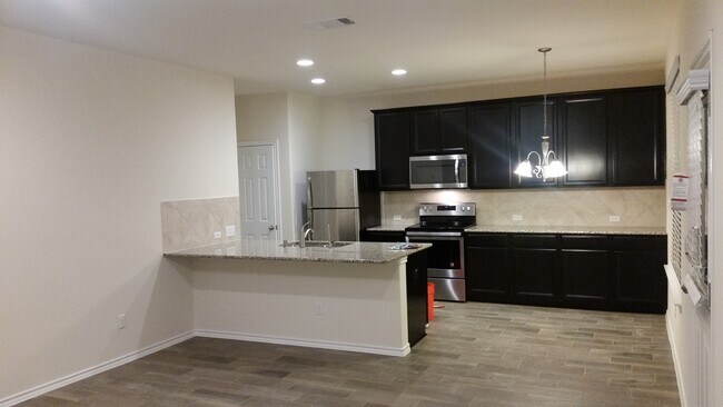 Building Photo - 2105 Town Centre Dr