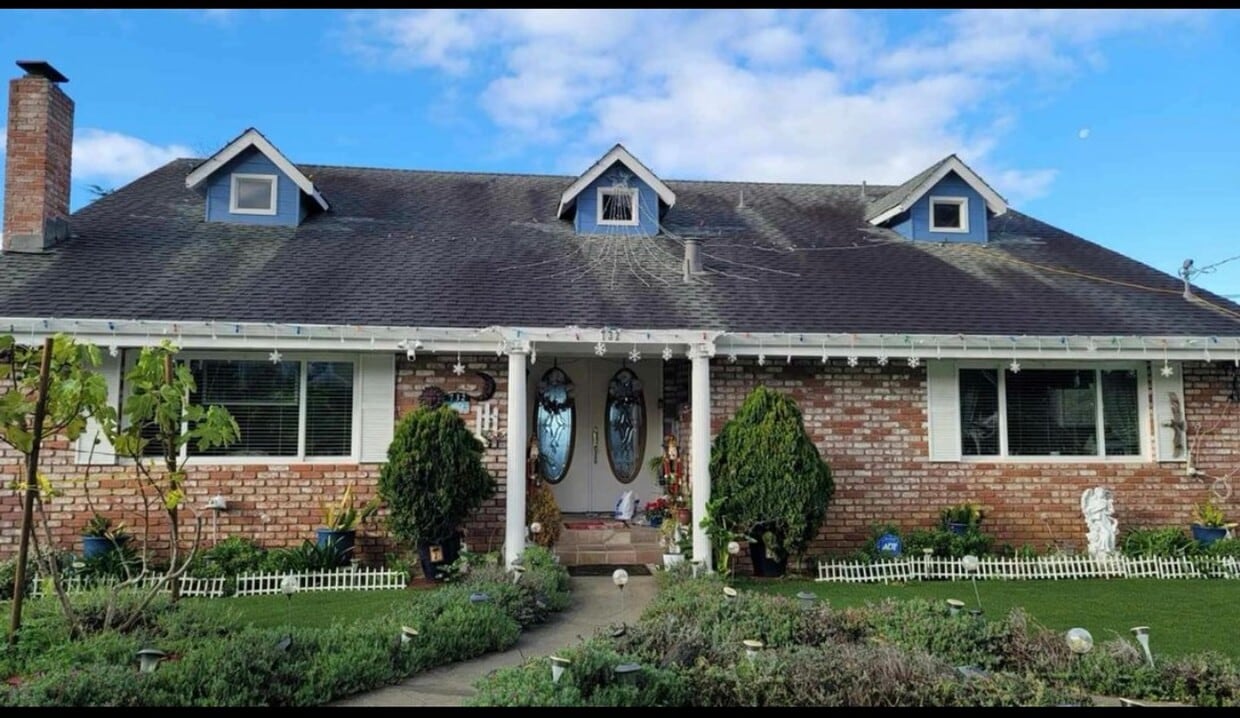 Primary Photo - 732 Clubhouse Dr