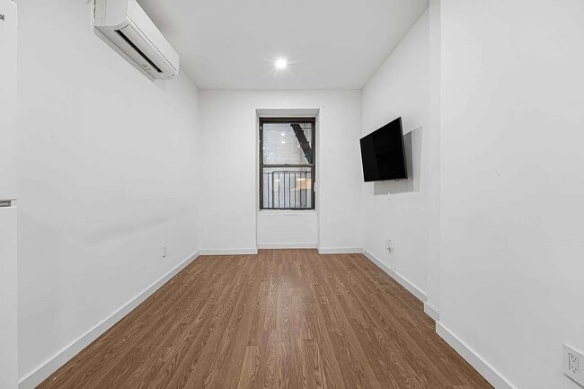 Building Photo - 160 W 54th St