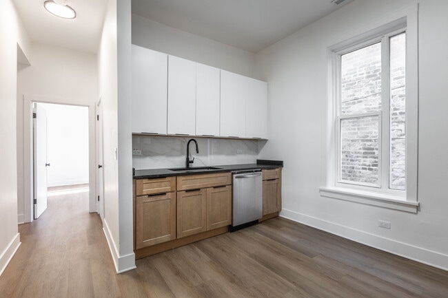 Building Photo - 3211 W Le Moyne St