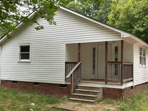 Building Photo - 907 Skyland St