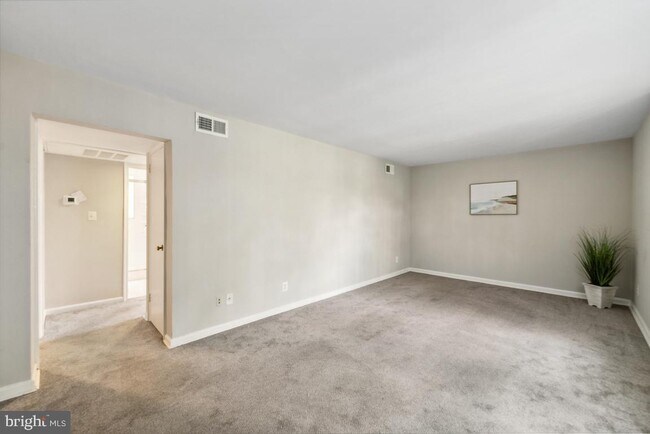 Building Photo - 3045 Patrick Henry Dr