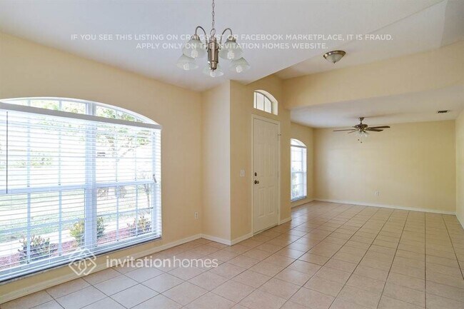 Building Photo - 842 SE Damask Ave