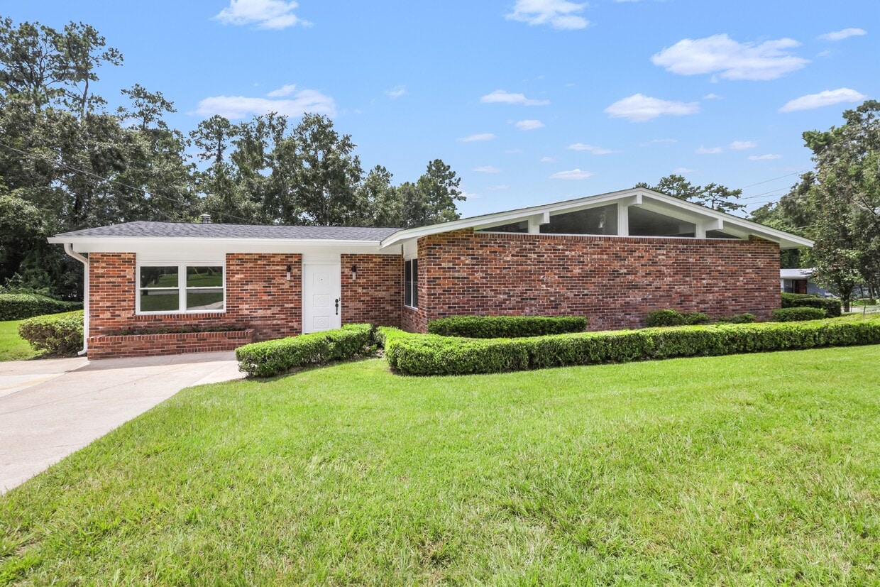 Primary Photo - 2401 Jim Lee Rd