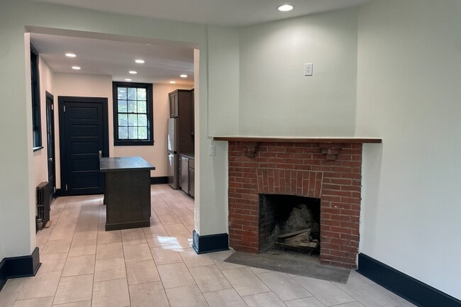 Foto del edificio - 12 Pine Hill Rd