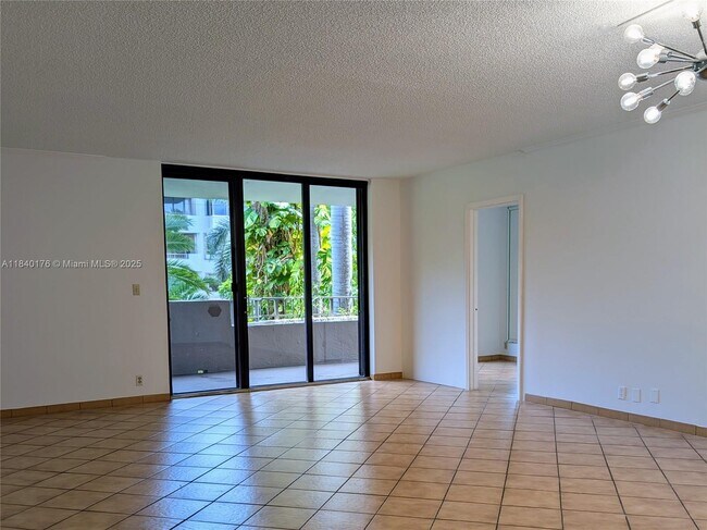 Foto del edificio - 181 Crandon Blvd