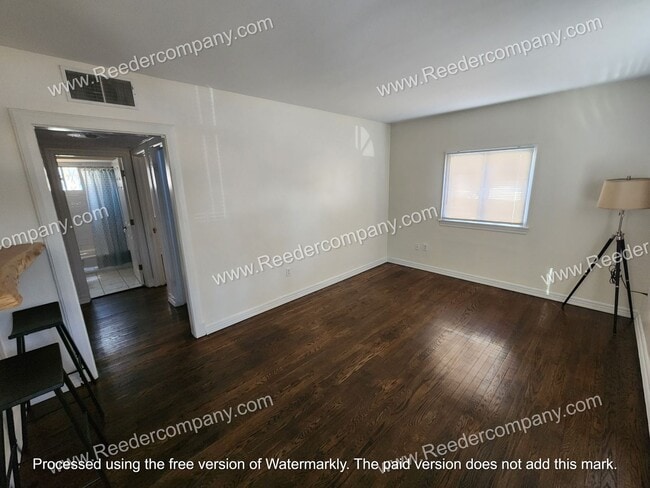 Building Photo - 3 bedroom 1 bathroom house in Munster with 2.5 car garage!