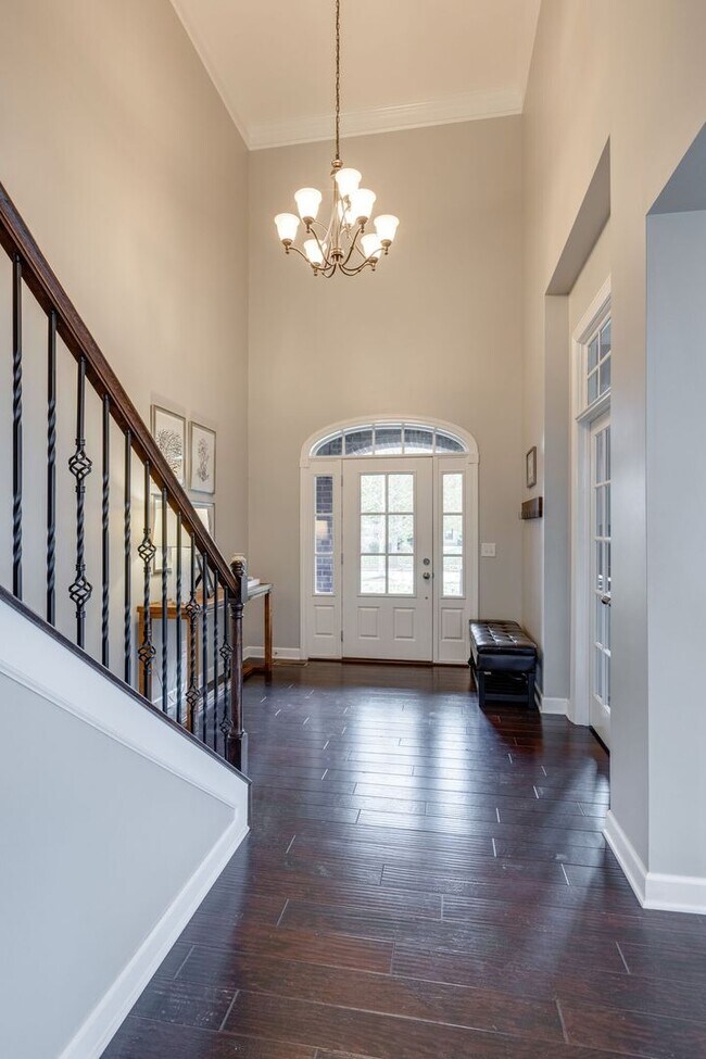 Foto del edificio - 5 Bedroom Home in Franklin (Easy access to...