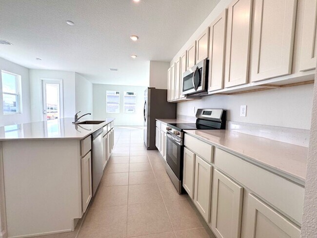 Building Photo - FOR RENT IN DAVENPORT 3 BEDROOMS AND 2.5 BATH