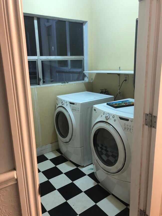 laundry in unit - 1355 Oak St