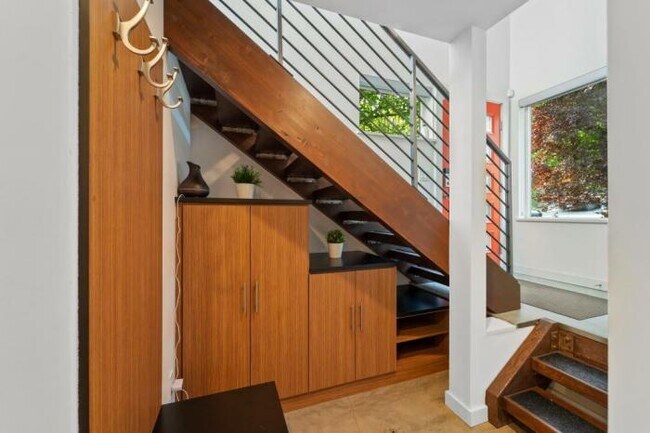 Building Photo - 2 bedroom in Seattle WA 98112