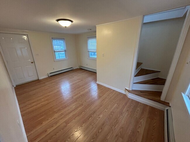 Building Photo - Newly Renovated 1 Bedroom House