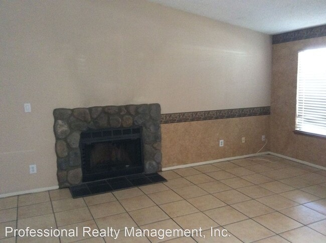 Foto del edificio - 2 br, 2 bath House - 4501 PLANZ RD.  #D
