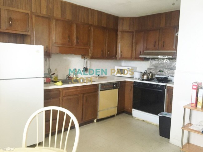 Building Photo - 206 Summer St