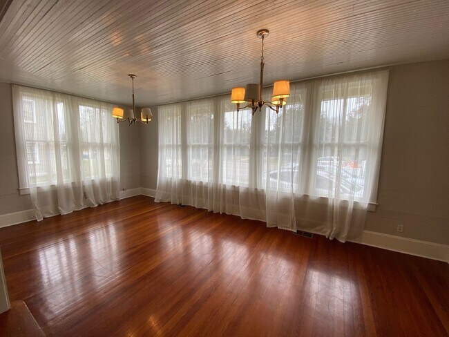 Foto del edificio - 215 Versailles Blvd