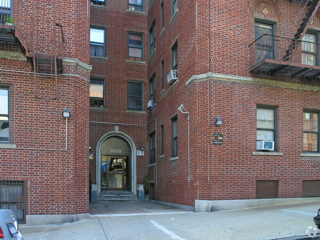 Building Photo - 3030 Valentine Ave