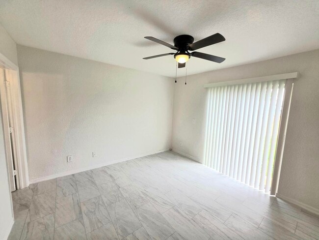 Building Photo - 569 E Ridge Cir N