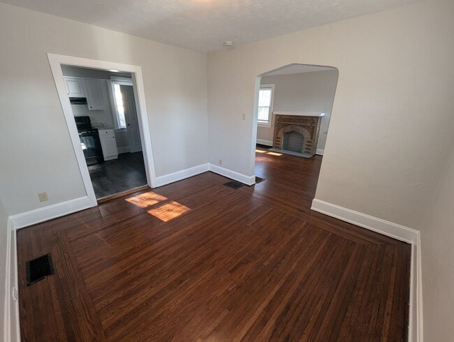 Building Photo - Beautiful 2 bedroom house with large yard, off street parking.  Ready to move in!