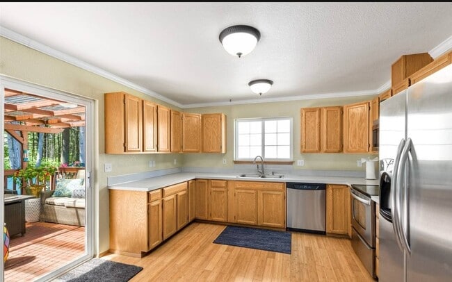 Building Photo - 4831 Beverly Dr NE