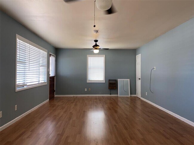 Building Photo - 412 US-281