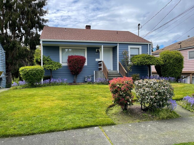 Building Photo - 3439 33rd Ave W