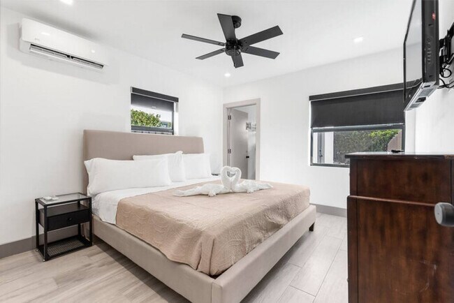 Foto del edificio - FTL Modern 1 Bed-1 Bath w/ Yard