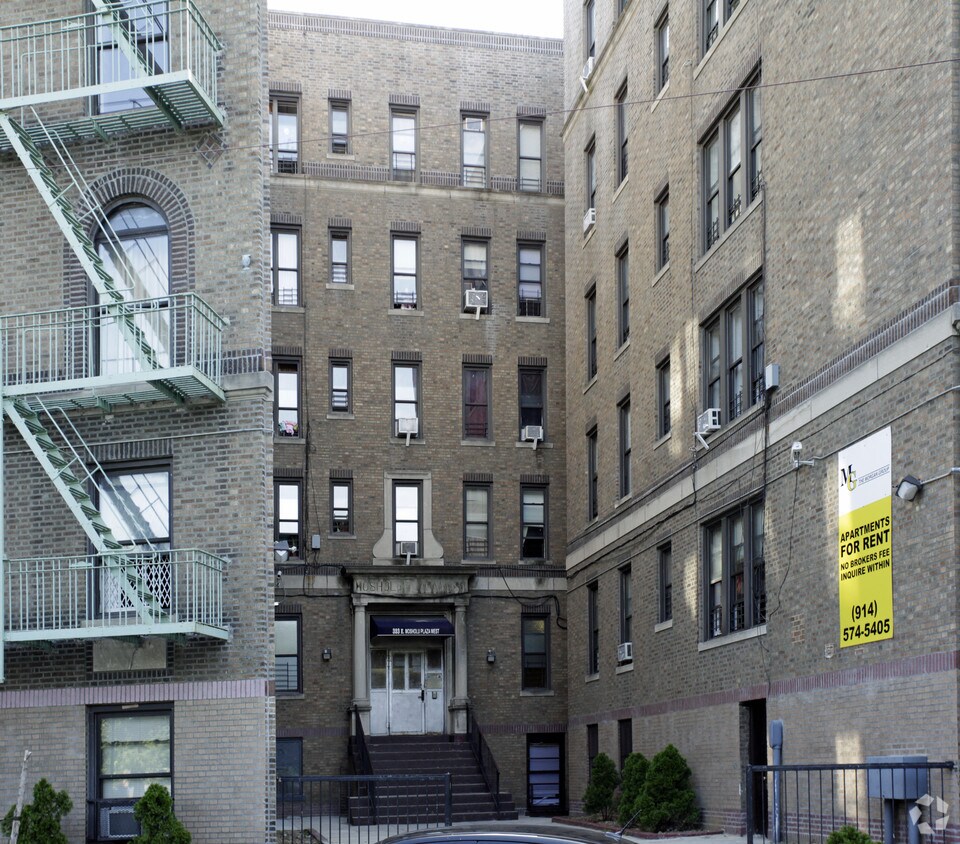 Building Photo - 323 E Mosholu Pky N