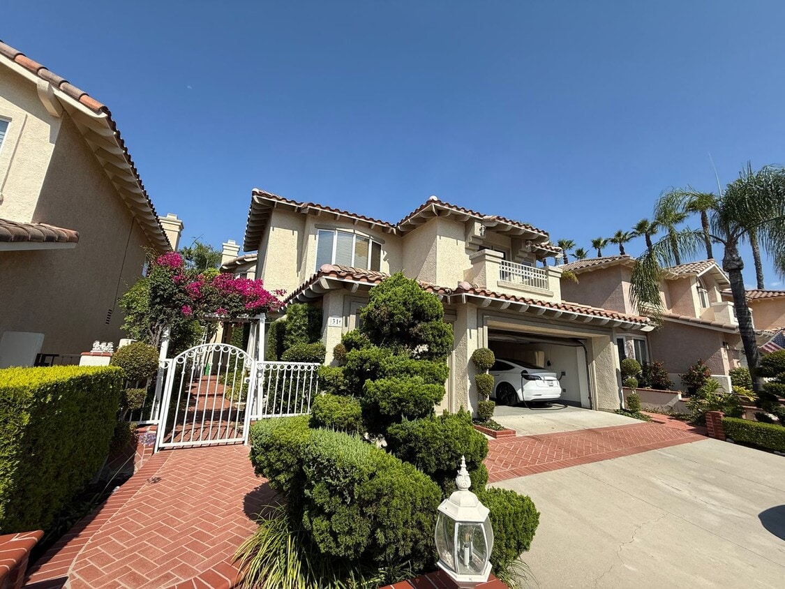 Primary Photo - Stunning 4 Bed 4 Bath in gated Dove Canyon