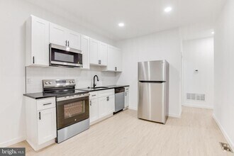 Building Photo - 5855 Larchwood Ave