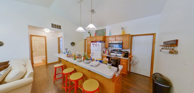 Foto del edificio - 3D Tour Available - Newer Flooring + Washe...