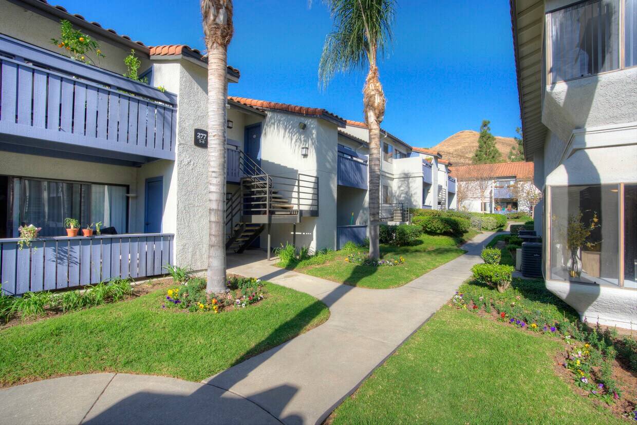 Villas and Overlook at Wood Ranch Apartments in Simi Valley, CA