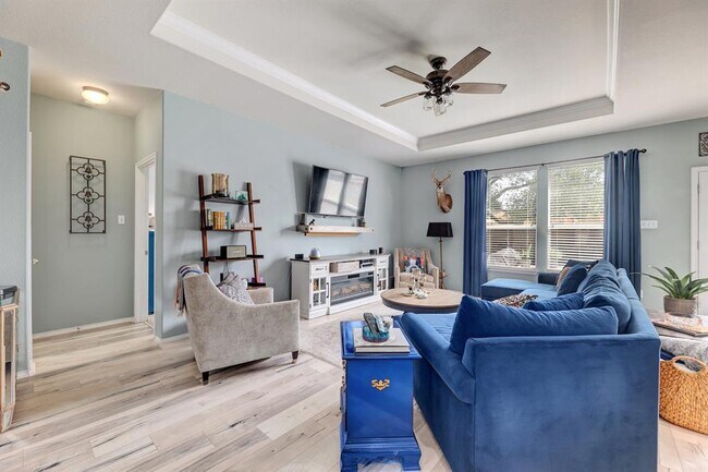 Foto del edificio - 744 Hoot Owl Ln S