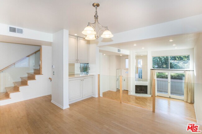 Building Photo - 1305 Palisades Dr