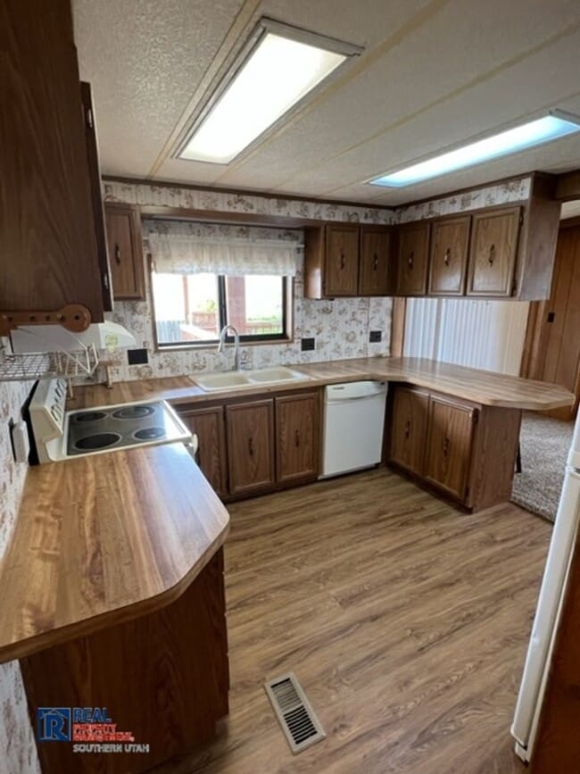 Building Photo - Toquerville home on large lot