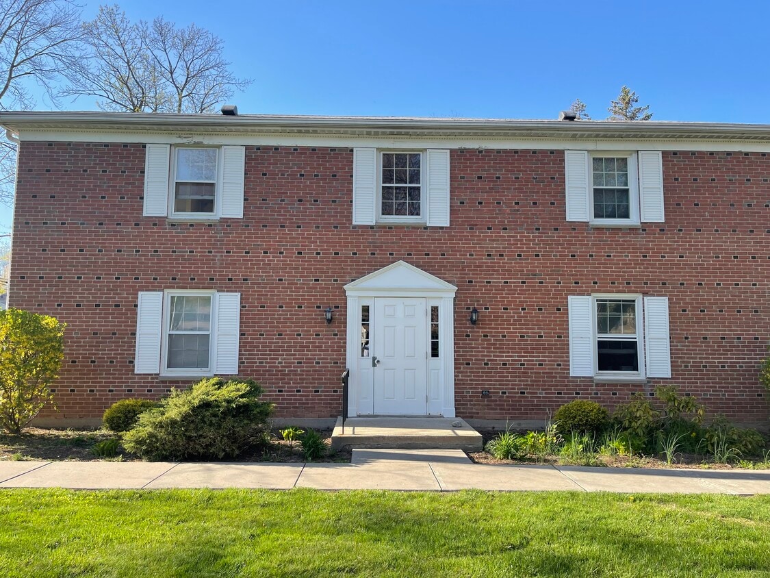 Primary Photo - 121 Shadow Ln