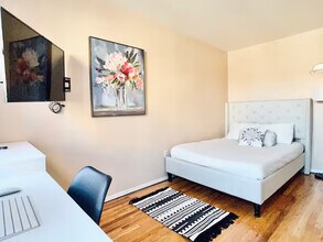 Building Photo - Furnished room/NOT APARTMENT