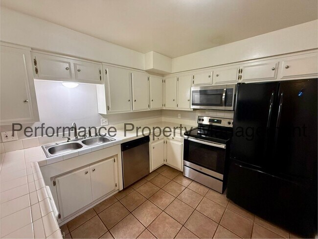 Foto del edificio - Cute 2 Story Condo in SW Bakersfield w/ Pool, RBP & $0 Deposit Option