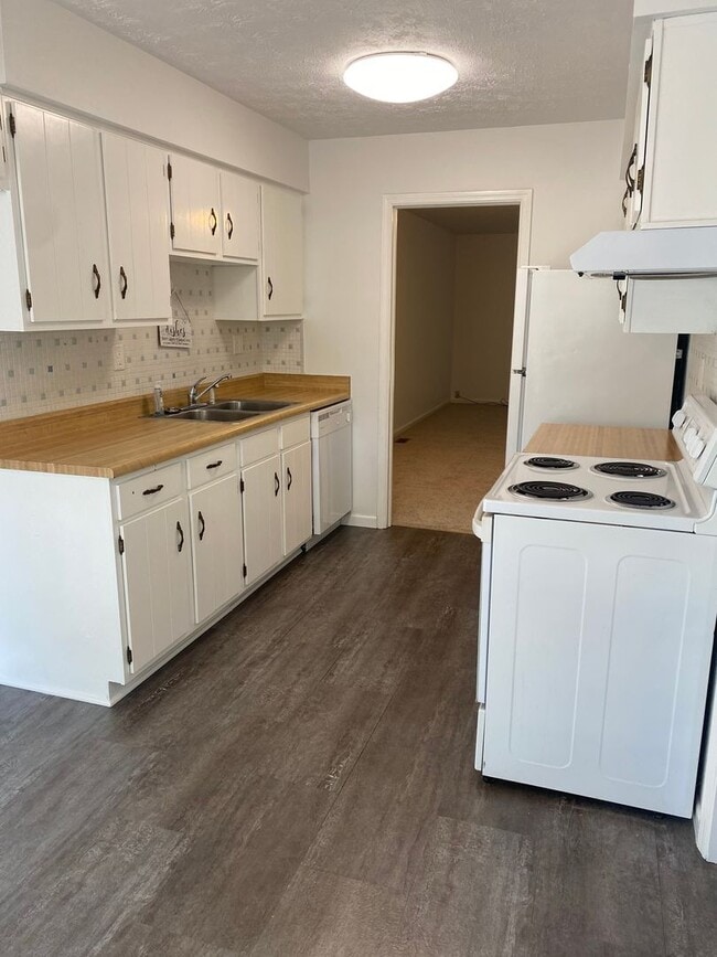 Building Photo - Spacious 2 Bedroom, 2 Bath Single-Story Home