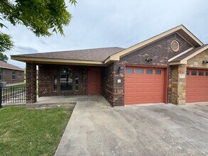 Building Photo - 902 Safari Dr