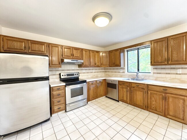 Building Photo - 2 Hadik Pkwy
