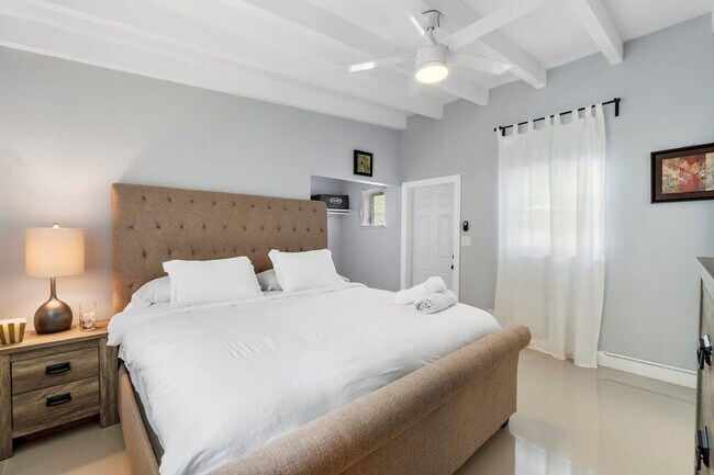 Foto del edificio - 2407 NE 33rd Ave