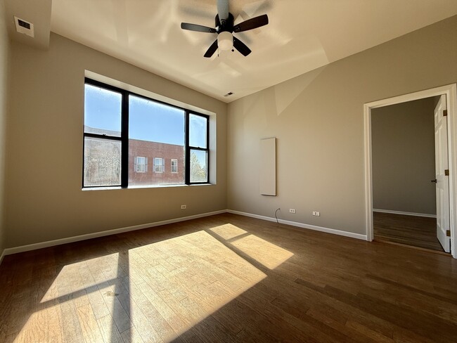 Building Photo - 556 W 37th St