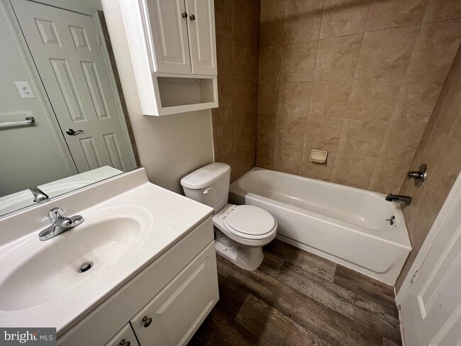 Building Photo - 619-A ROSE HOLLOW Dr