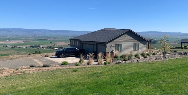Foto del edificio - House On the Hill with Beautiful Views!