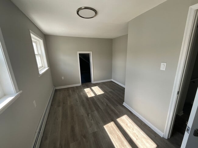 Building Photo - Newly Renovated 2 Bedroom Home