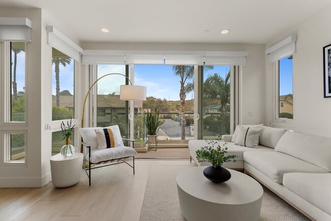 Building Photo - Contemporary luxury in a prime beachside l...